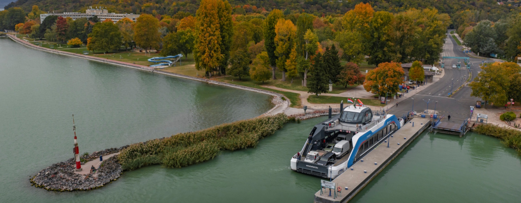 Komp tihanyrévben a vízen