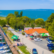 Fonyódi vitorláskikötő üzlethelyiség