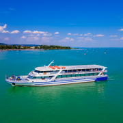 Szent Miklós motoros a Balatonon oldalnézetből