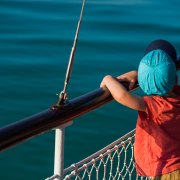 Csobánc sétahajón csodálja a Balatont egy kisfiú