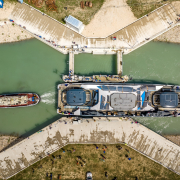 Új hajók zsilipezése