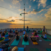 Jóga a fedélzeten programhajó