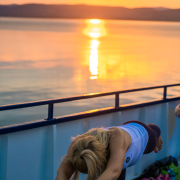 Jóga a fedélzeten programhajó pillanatképe