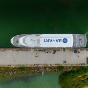 Szigliget motoroshajó a part mellett