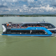 Tomaj katamarán a Balatonon