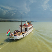 Helka sétahajó a Balatonon
