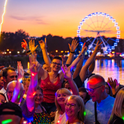 Bulihajó a balatoni estén