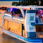 Bulihajó a Balaton katamarán fedélzetén