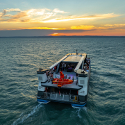 Chill bulihajó a Balaton katamaránon
