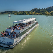 Szigliget motoroshajó a Balatonon