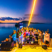 Bulihajó a Balatonon