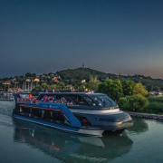 Tomaj katamarán hajózik a Balatonon