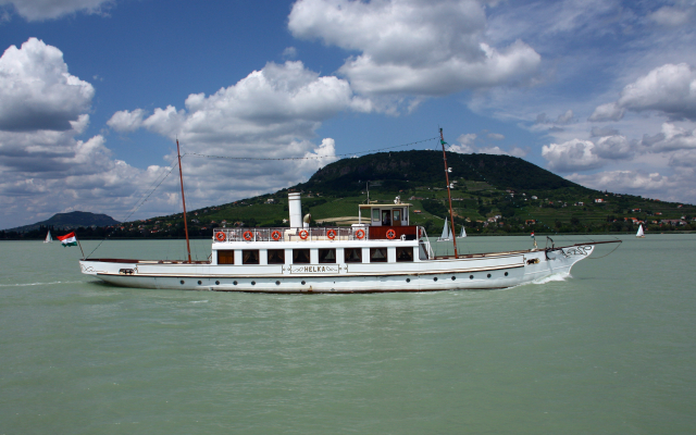 Helka sétahajó a Balatonon