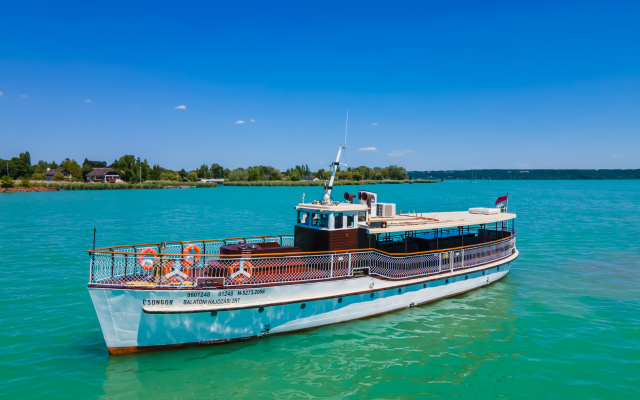 Csongor nosztalgiahajó a Balatonon