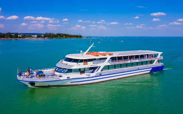 Szent Miklós motoros a Balatonon