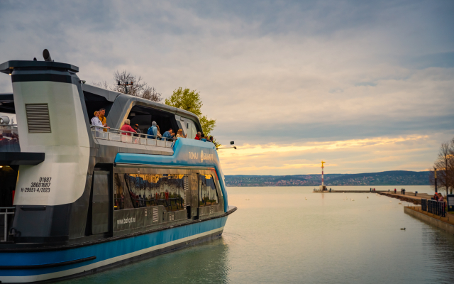 Tomaj katamarán a Balatonon