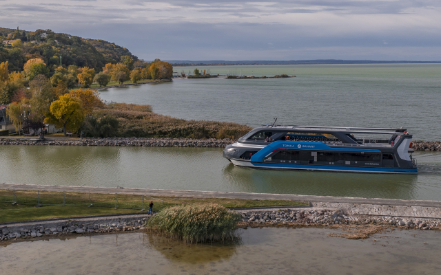 Tomaj katamarán ősszel Fonyódon