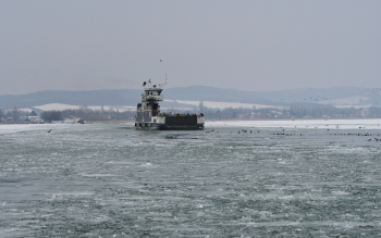 Téli jeges Balatonon közlekedik a komp