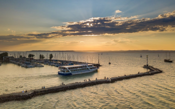 Szent Miklós hajó a Balatonon naplementében