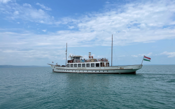 Kelén sétahajó a Balatonon
