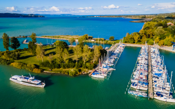 Balatoni panorámakép, vitorláskikötő és hajó