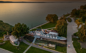 Csavargőzös műemlékhajó Balatonbogláron