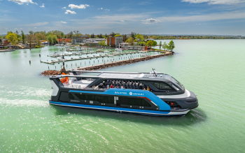 Balaton katamarán kihajózik a Siófoki kikötőből