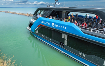 Balaton katamarán kihajózik a Siófoki kikötőből