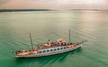 Kelén sétahajó a Balatonon