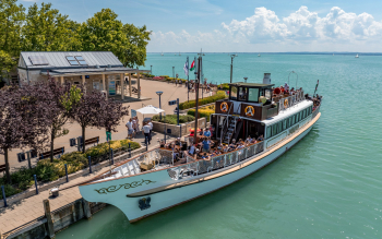 Jókai sétahajó a Balatonon