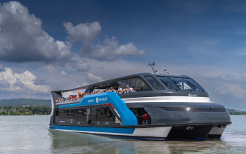 Tomaj katamarán a Balatonon