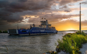 Komp a balatoni naplementében