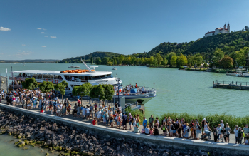 Szent Miklós motoroshajó Tihany kikötőben